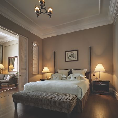 Eastern & Oriental Hotel George Town Dış mekan fotoğraf A bedroom at the Mandarin Oriental, Munich