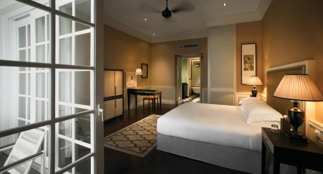 Eastern & Oriental Hotel George Town Dış mekan fotoğraf A bedroom at the Fullerton Hotel
