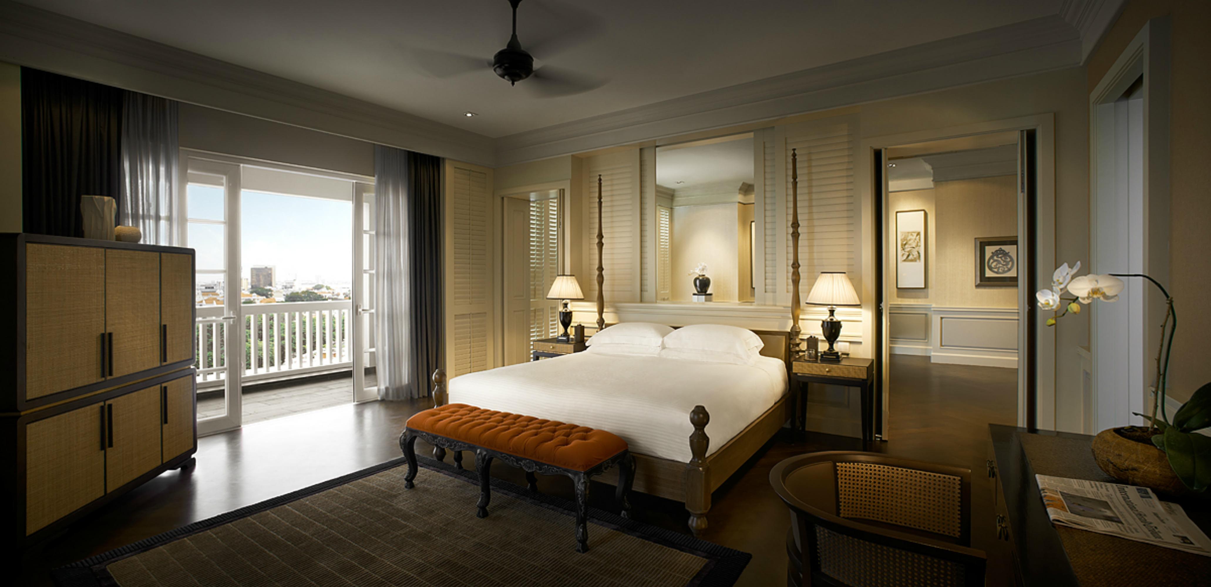 Eastern & Oriental Hotel George Town Dış mekan fotoğraf A bedroom at The Peninsula Bangkok