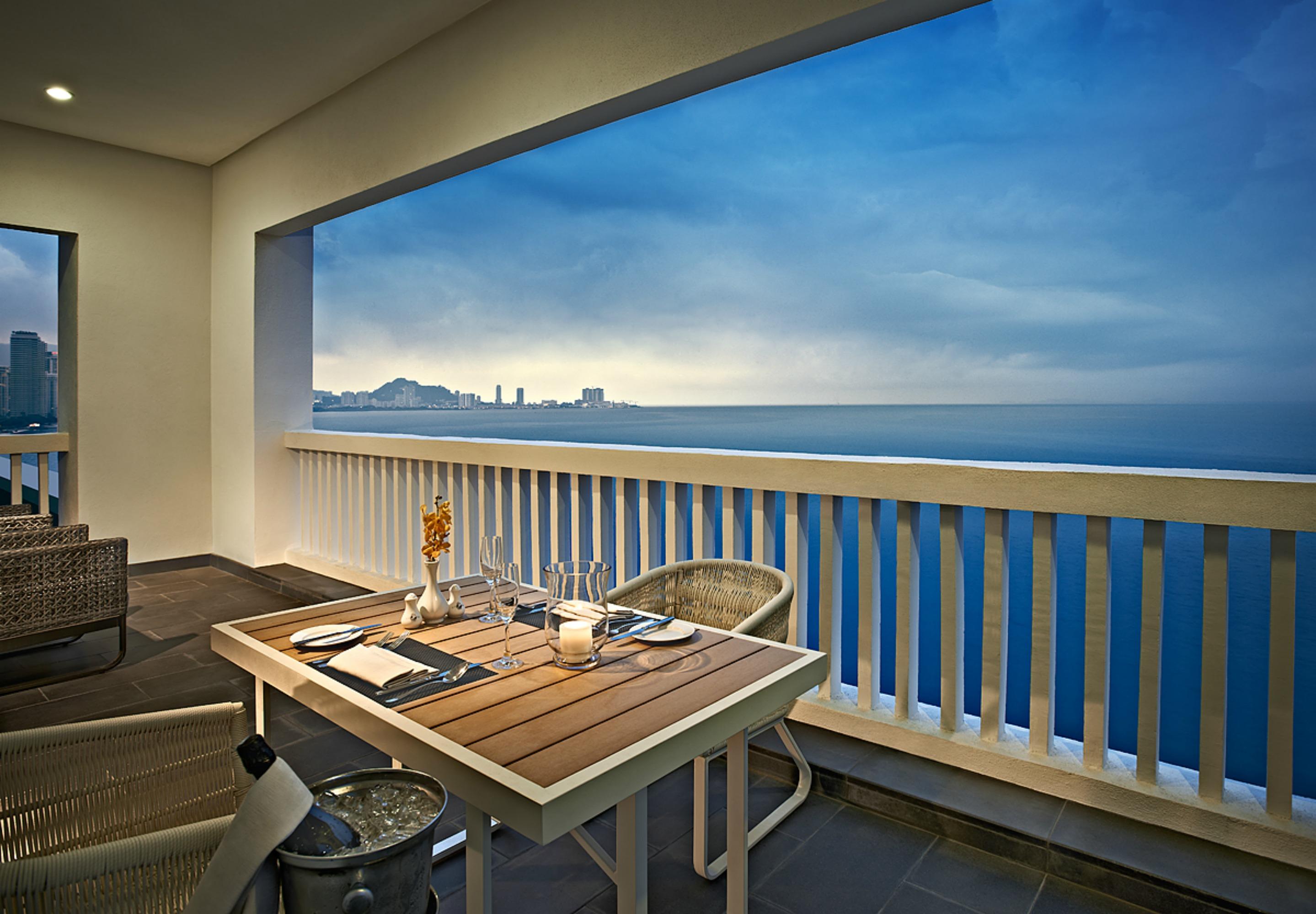 Eastern & Oriental Hotel George Town Dış mekan fotoğraf View from the balcony of a suite at the Shangri-La